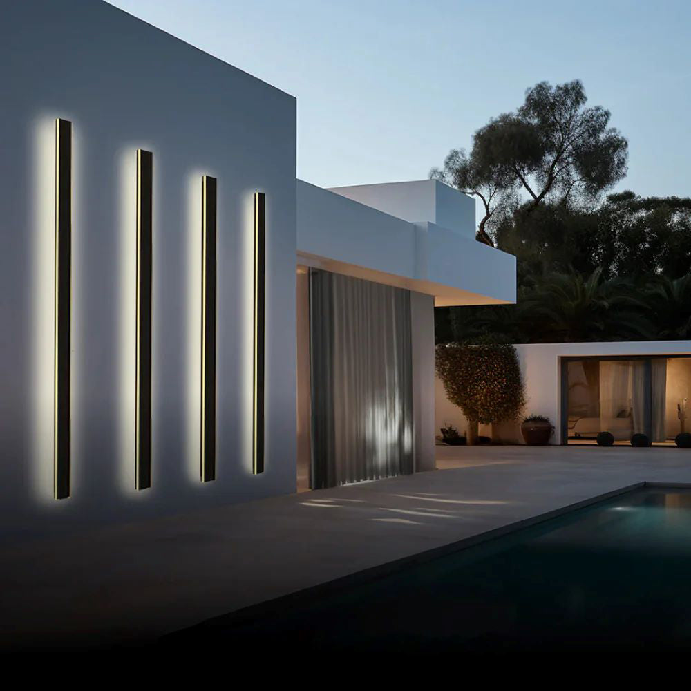 Appliques murales extérieures LED sur une villa avec piscine le soir