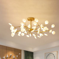 Lustre branche doré diffusant une lumière blanc chaud dans un séjour