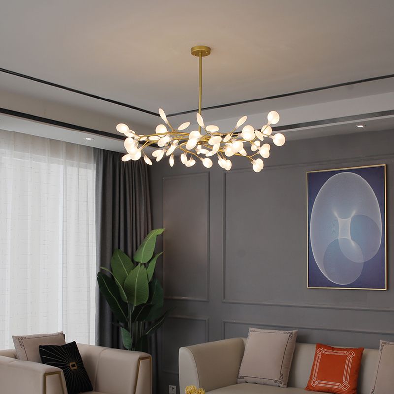Lustre branche doré suspendu dans un salon aux murs gris et fauteuils beiges Image