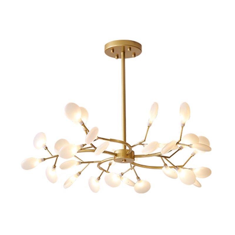 Lustre branche finition or, vue trois quarts sur fond blanc