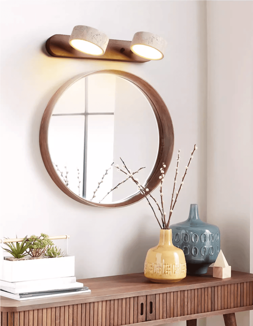 Applique en travertin finition noyer au-dessus d'une console et d'un miroir rond
