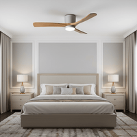 Ventilateur de plafond en bois dans une chambre au-dessus d'un lit