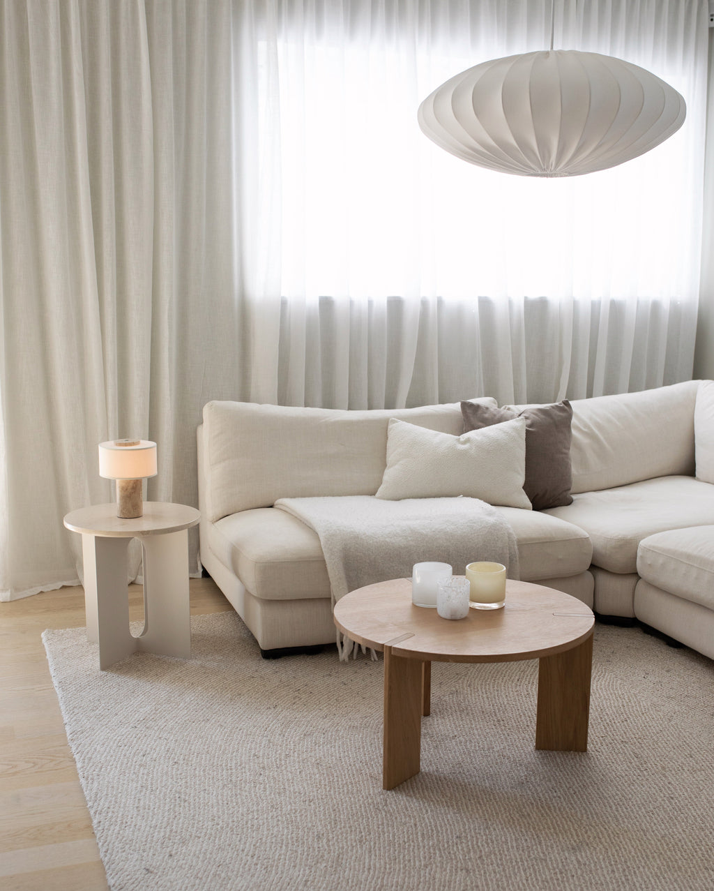 Lampe de table sans fil en travertin dans un salon aux tons clairs