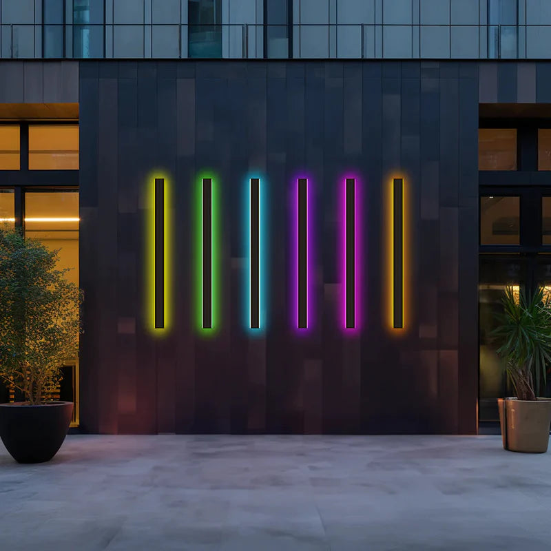 Appliques murales extérieures LED en éclairage RGB sur une façade sombre