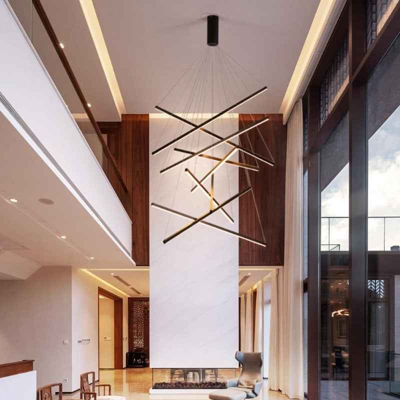 Suspension luminaire LED à barres dans un salon cathédrale à double hauteur Image