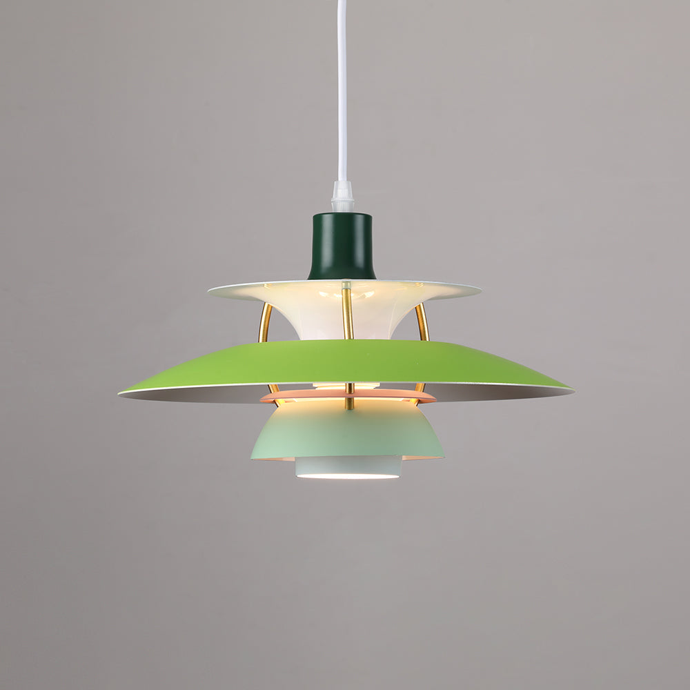 Suspension scandinave en métal coloré vert allumé, vue rapprochée