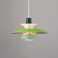 Suspension scandinave en métal coloré vert allumé, vue rapprochée