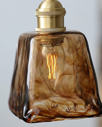 Détail du verre épais texturé de la suspension verre ambré