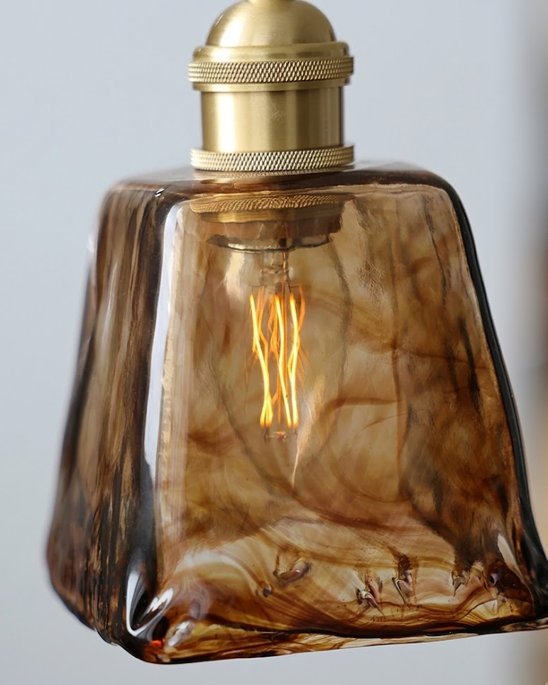 Détail du verre épais texturé de la suspension verre ambré