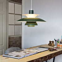 Suspension scandinave en métal coloré verte au-dessus d'un plan de travail en bois brut
