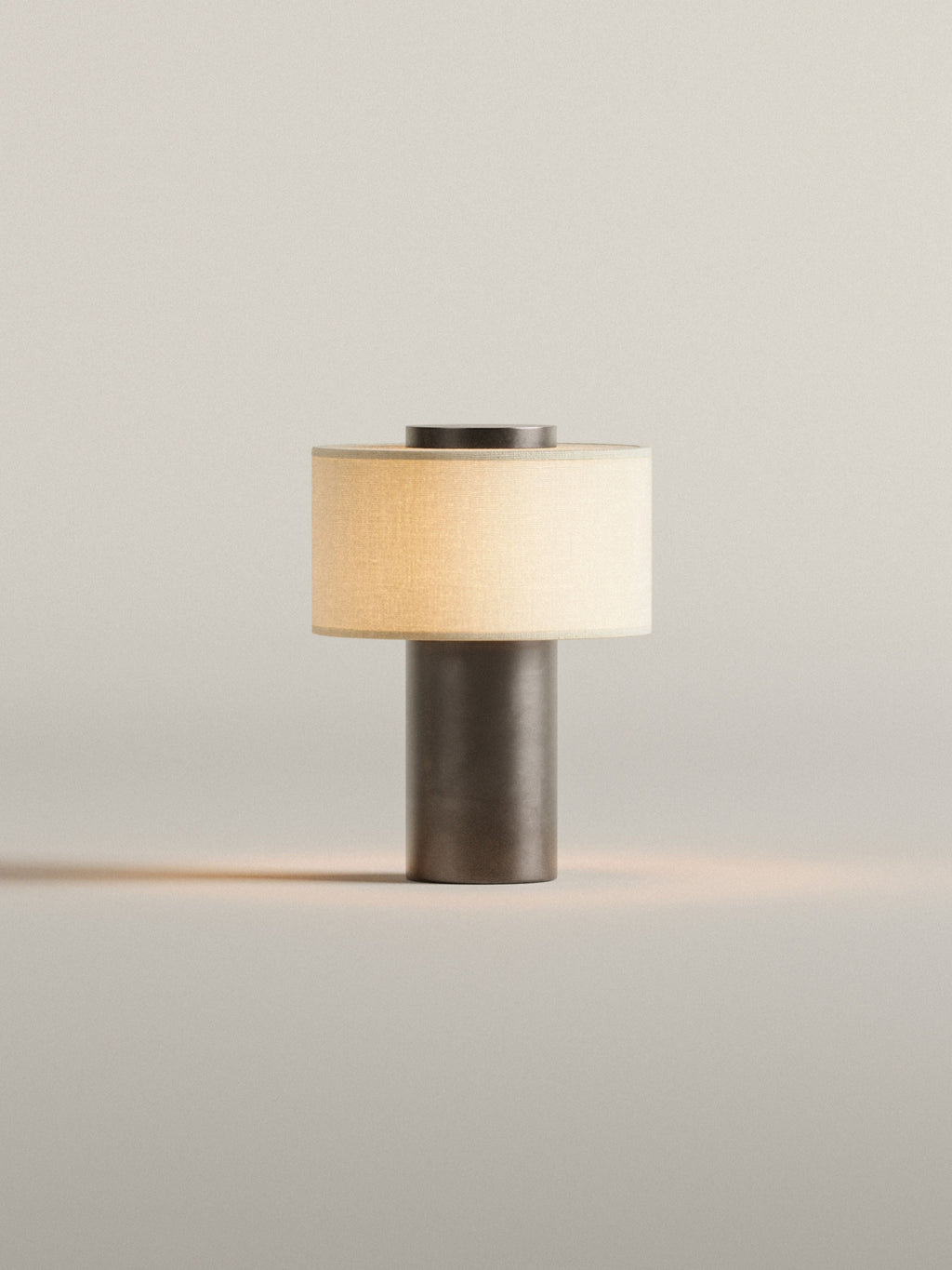 Lampe de table sans fil finition bronze profond allumée sur fond clair