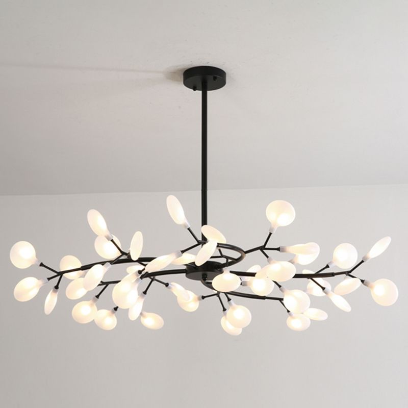 Lustre branche finition noir mat suspendu à un plafond blanc