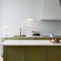 Suspension scandinave en métal coloré blanche au-dessus d'un îlot de cuisine vert olive