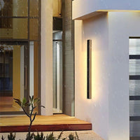 Applique murale extérieure LED en blanc chaud sur le seuil d'une maison