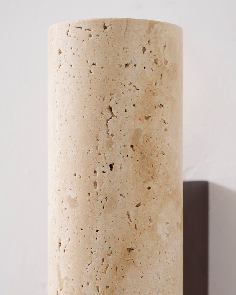Applique murale en travertin beige, vue de profil eteinte