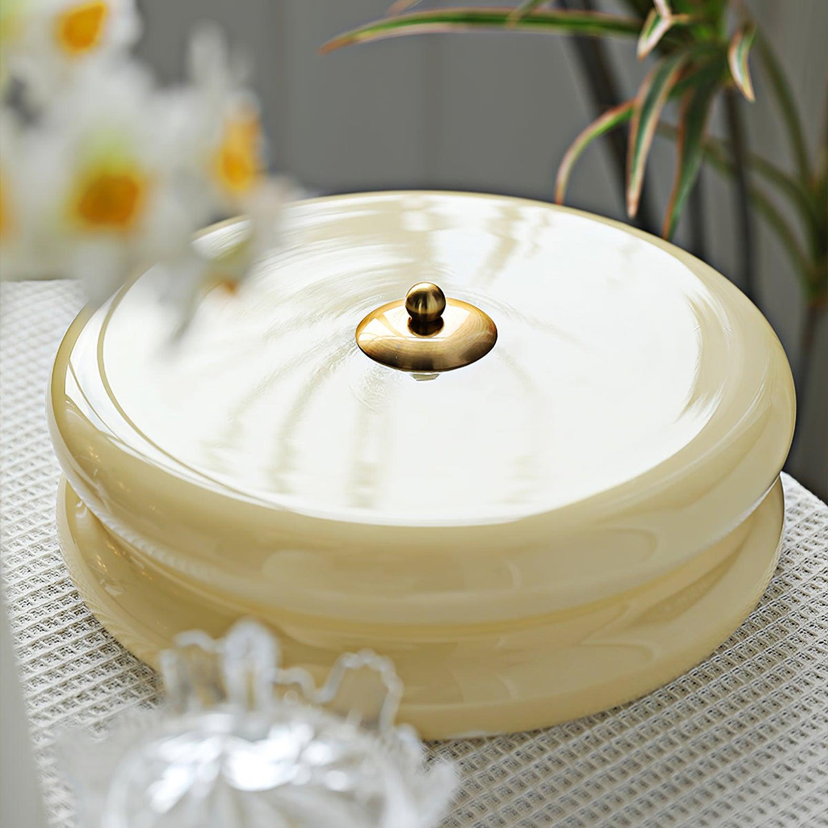 Détail du verre nervuré beige et de la vis centrale dorée