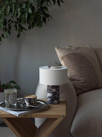 Lampe de table sans fil sur un bout de canapé avec un café