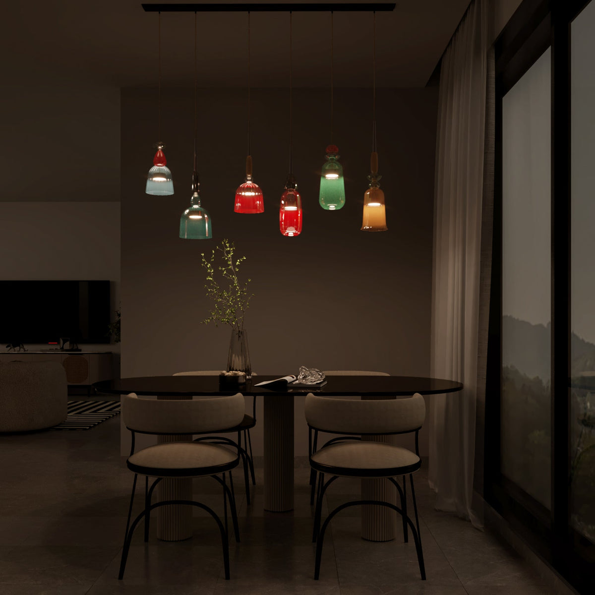 Suspensions verre vitrail créant une ambiance tamisée au-dessus d'une table ronde