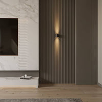 Applique murale LED noire dans une entrée contemporaine