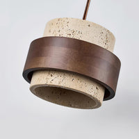 Détail du bandeau en bois teinté noyer