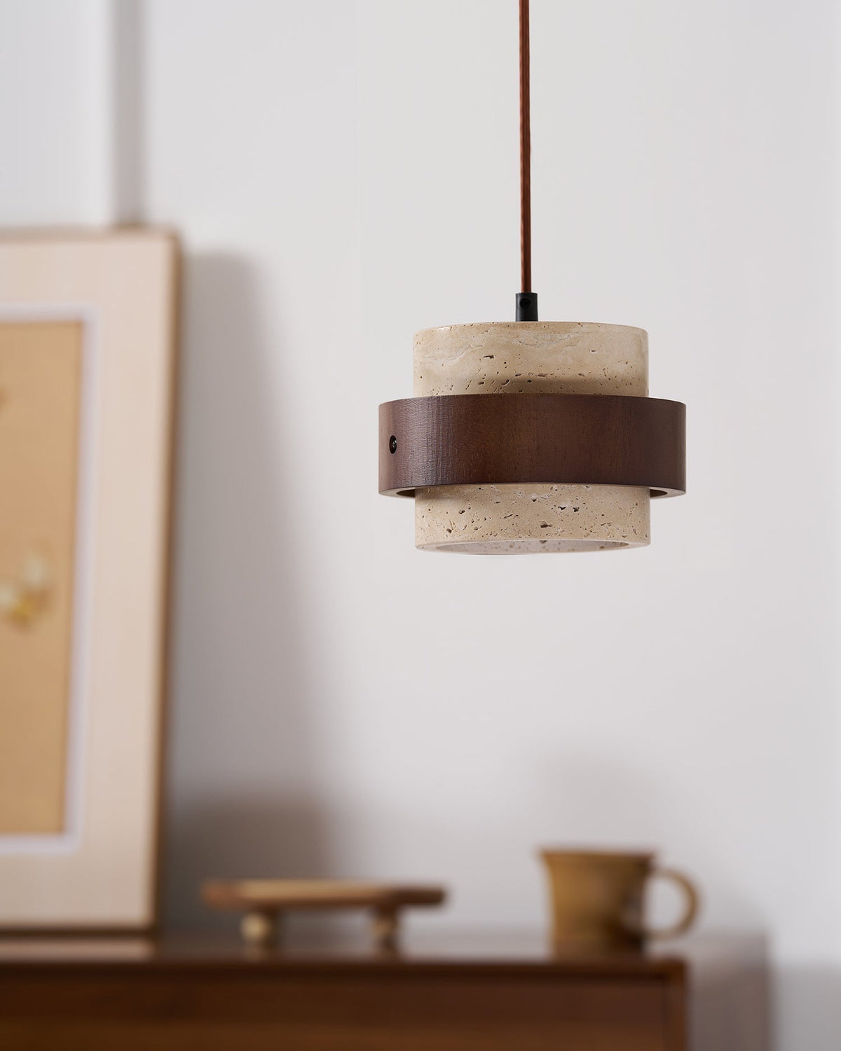 Suspension travertin dans un séjour minimaliste