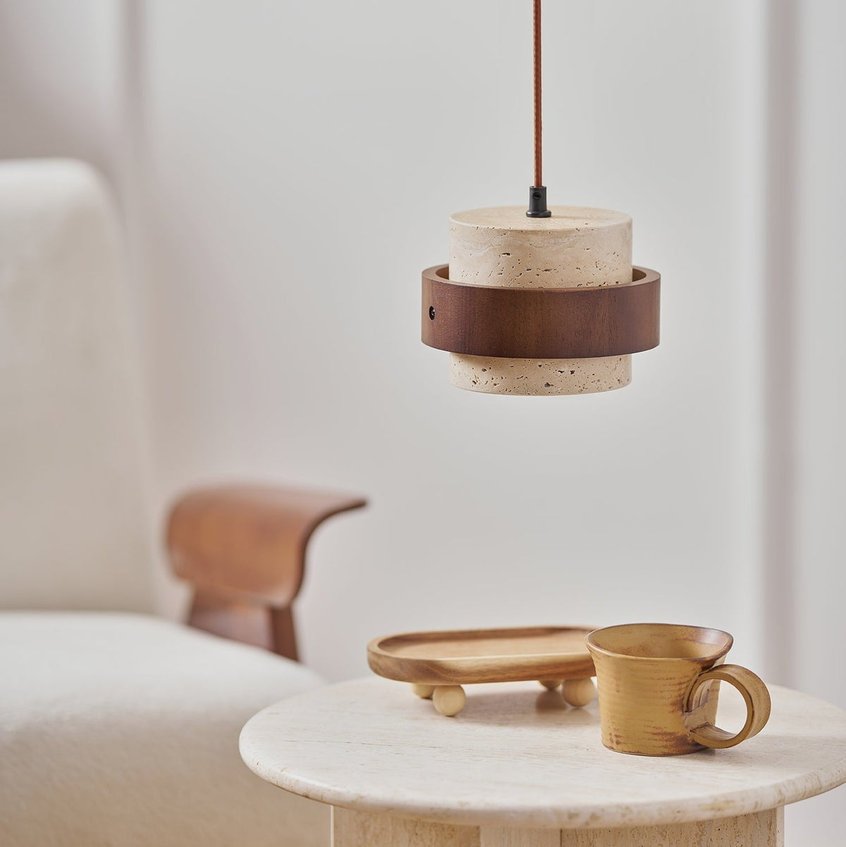 Suspension travertin dans un salon aux tons beiges