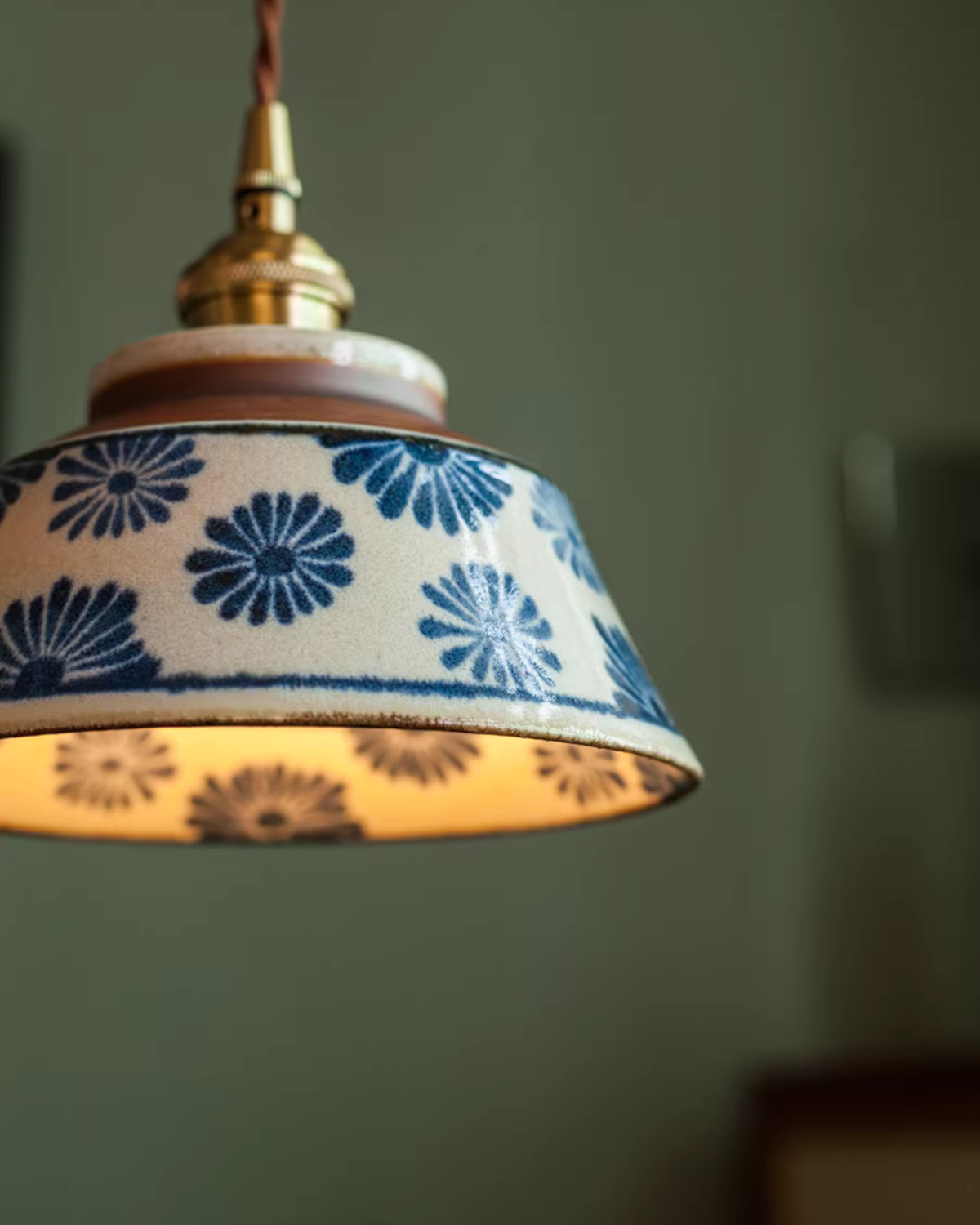 Suspension céramique à motifs avec câble en tissu torsadé