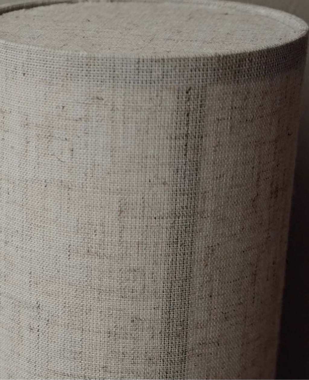Applique murale design japandi, gros plan sur la texture du tissu effet chanvre