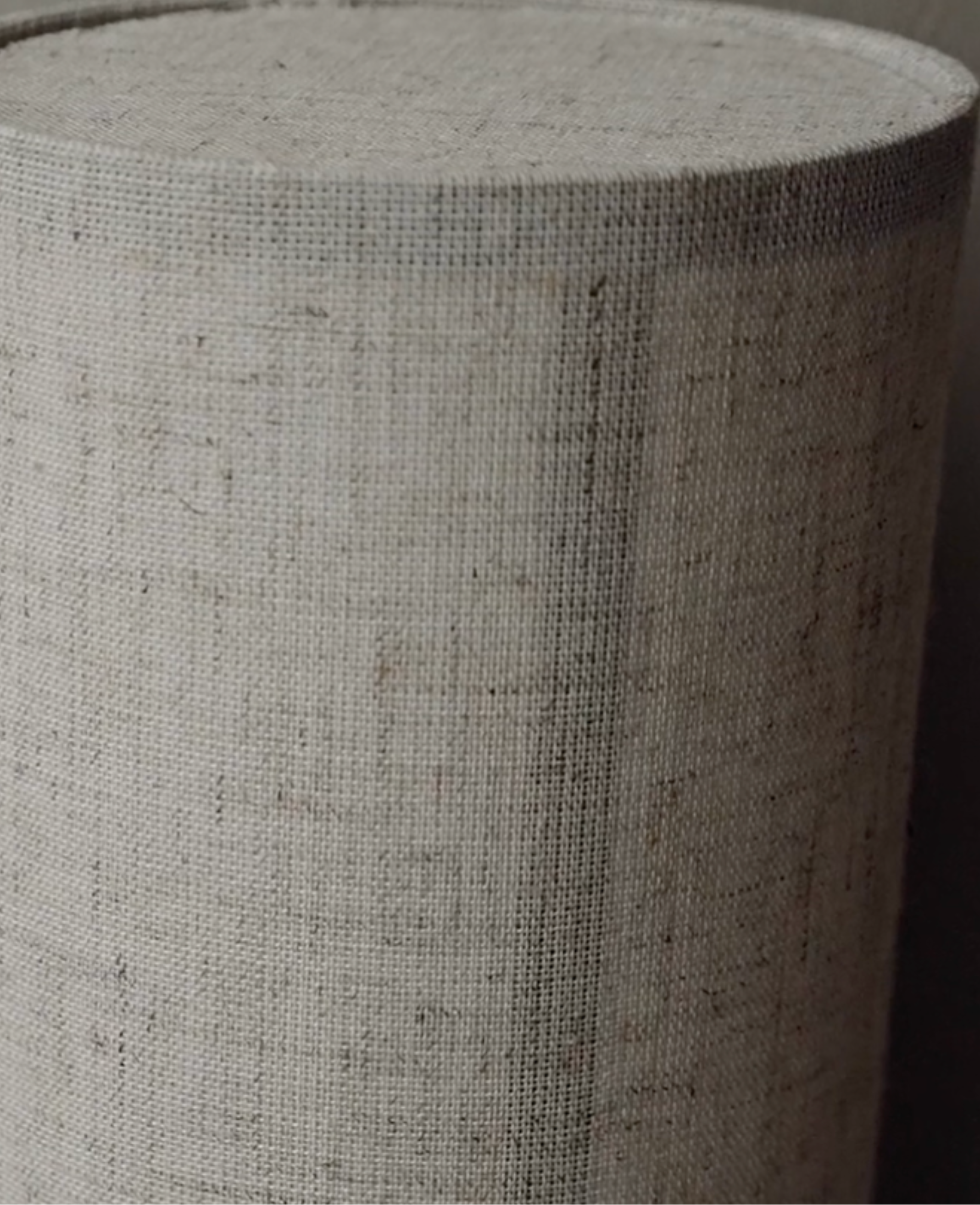 Applique murale design japandi, gros plan sur la texture du tissu effet chanvre