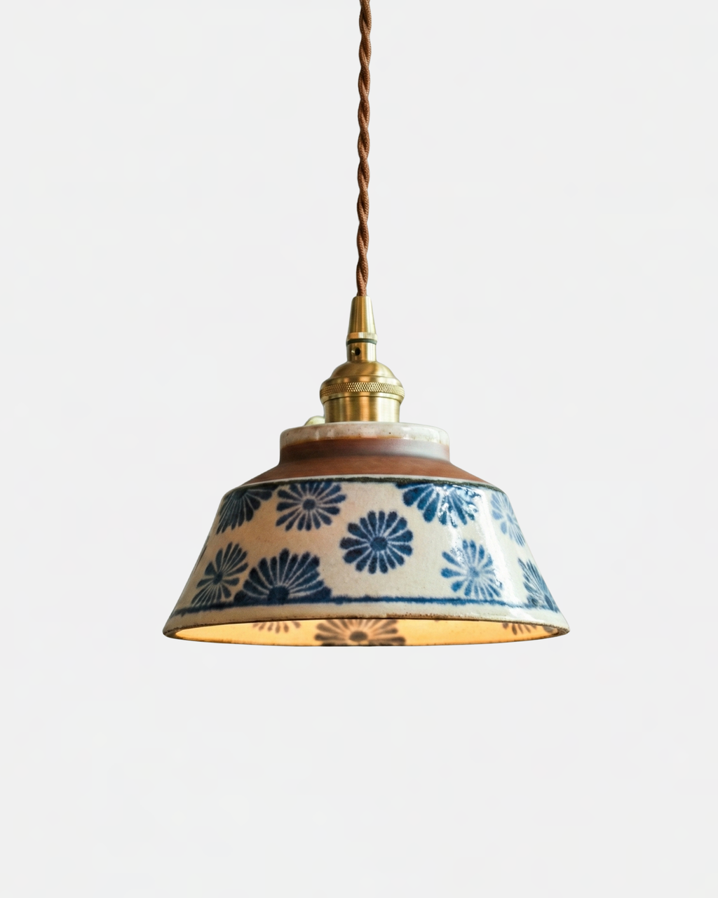Suspension céramique peinte à la main motif indigo floral avec laiton