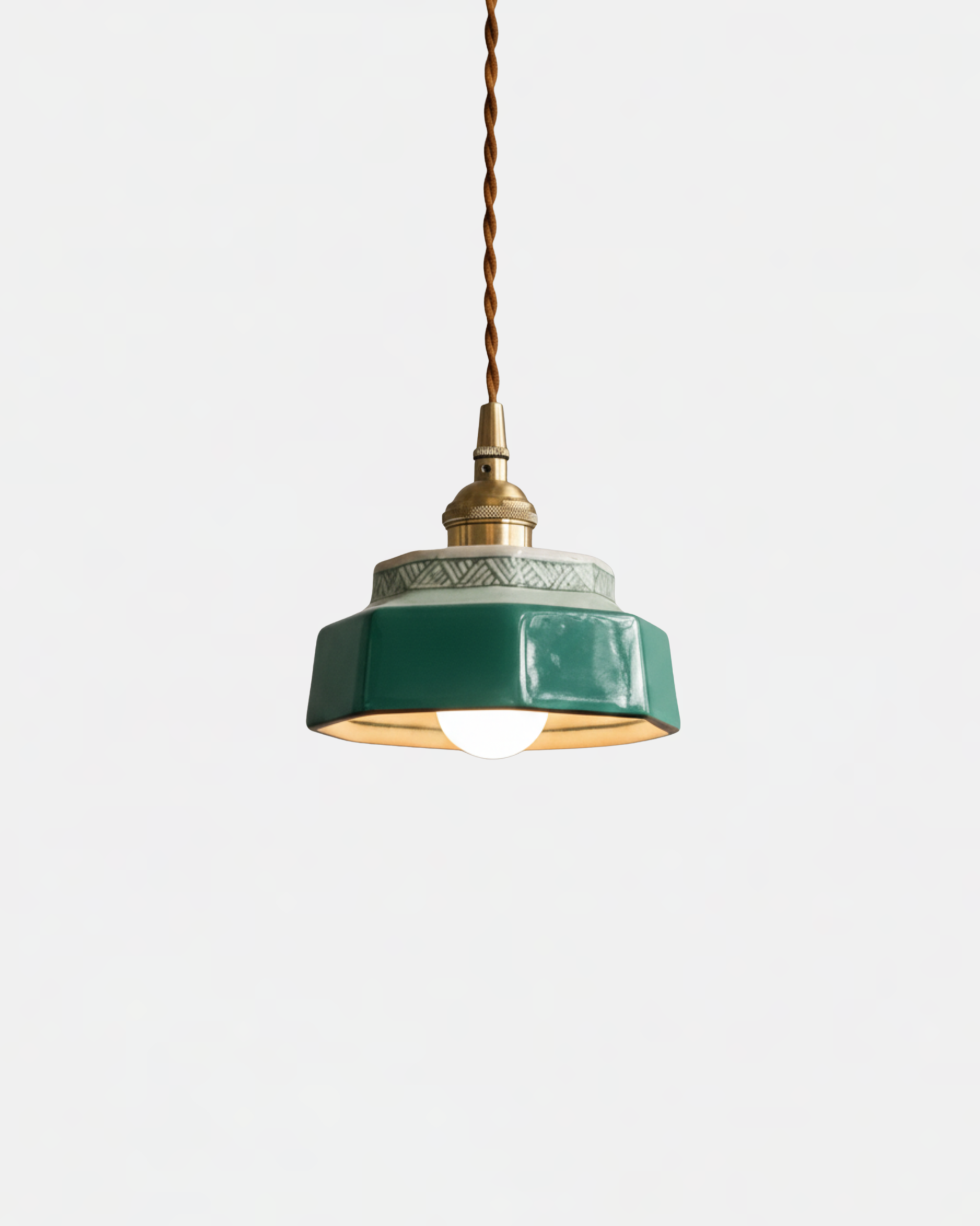 Suspension céramique verte émaillée avec détails laiton
