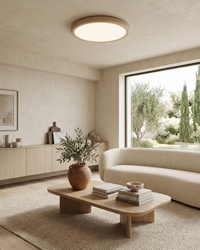 Plafonnier en travertin ultra plat dans un salon beige lumineux et minimaliste