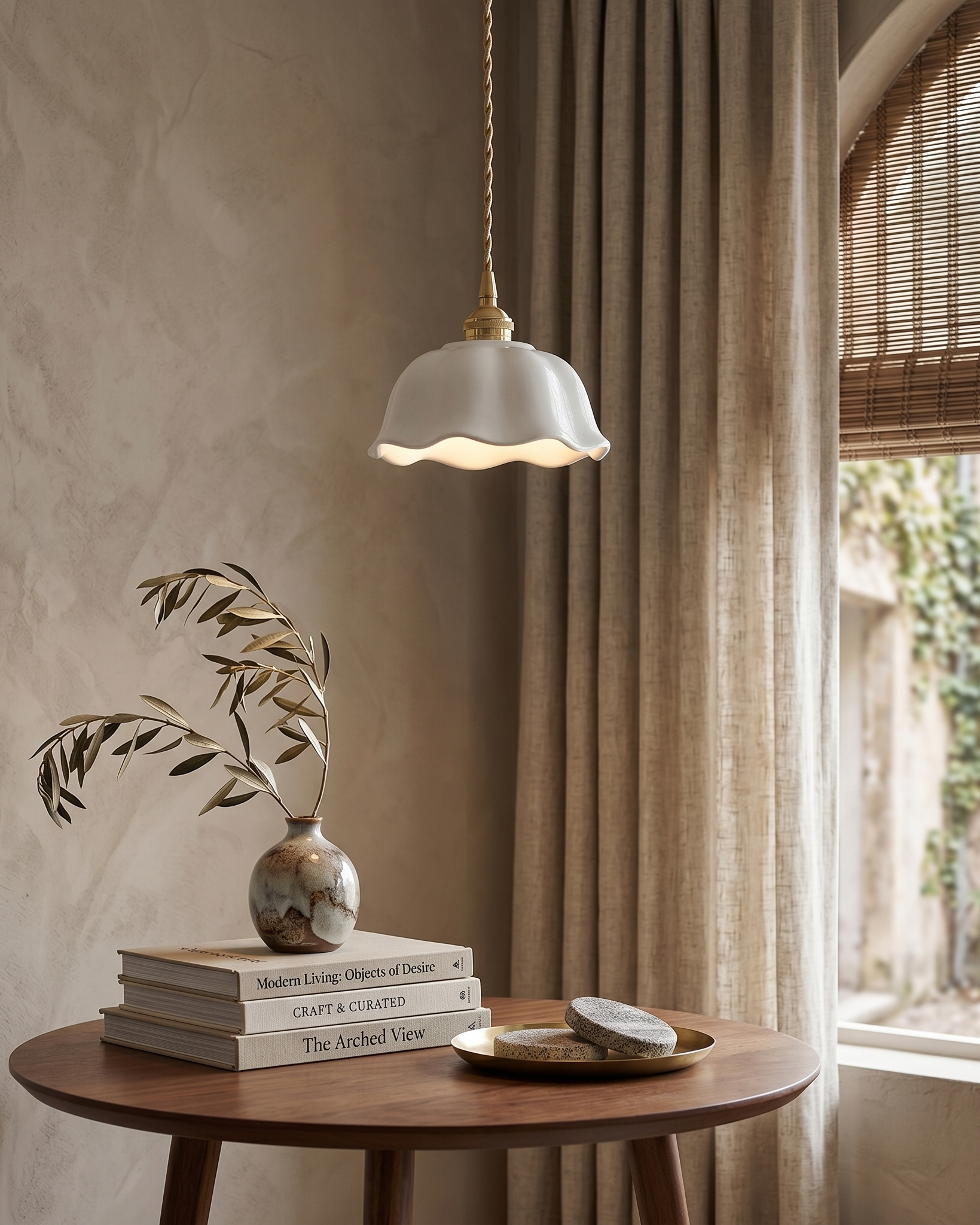 Suspension céramique et laiton au dessus d'une table d'appoint en bois