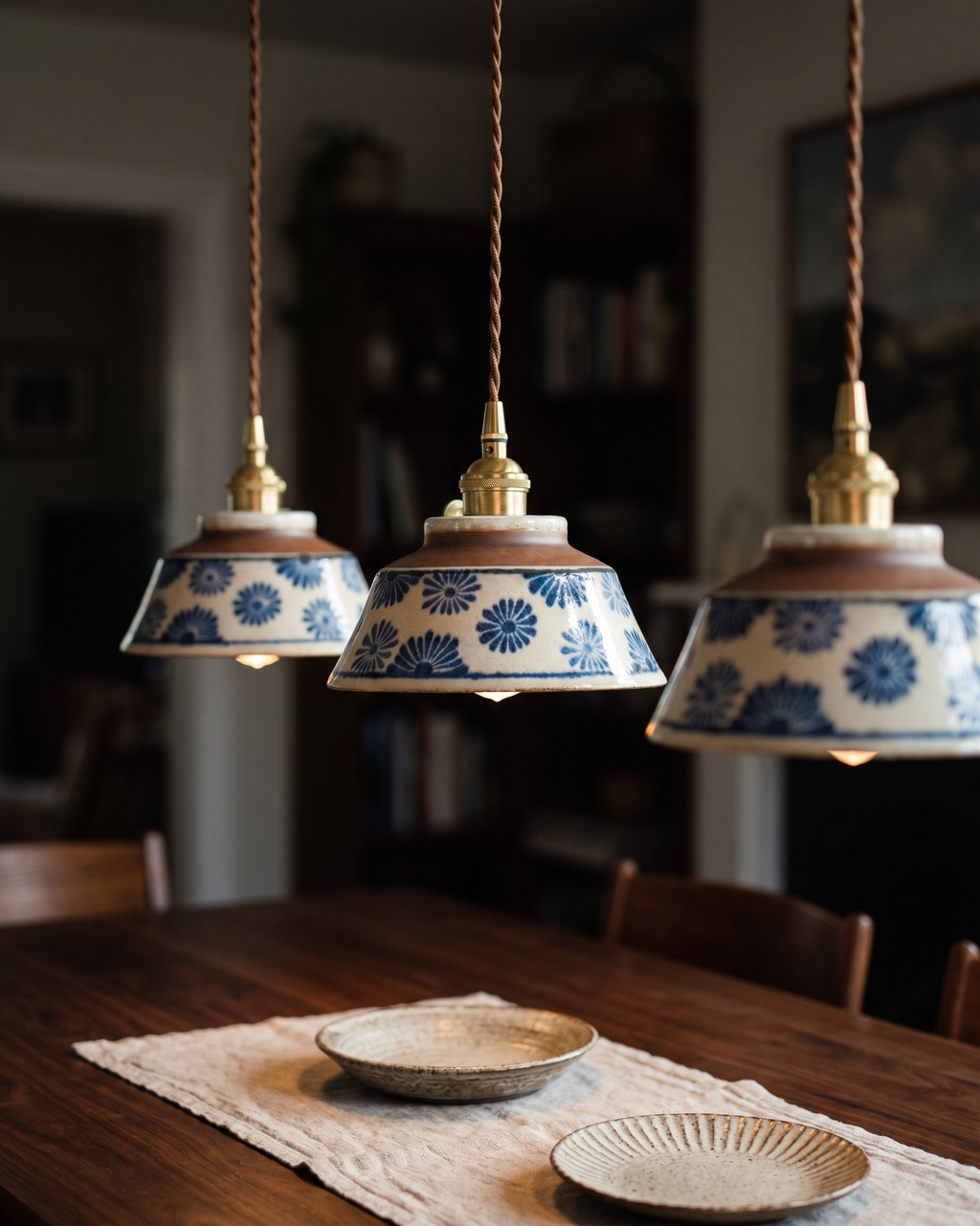 Suspension céramique à motifs en trio au dessus d'une table de salle à manger