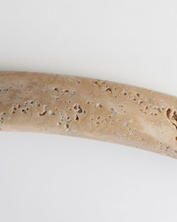 Détail de la texture poreuse du travertin naturel du plafonnier