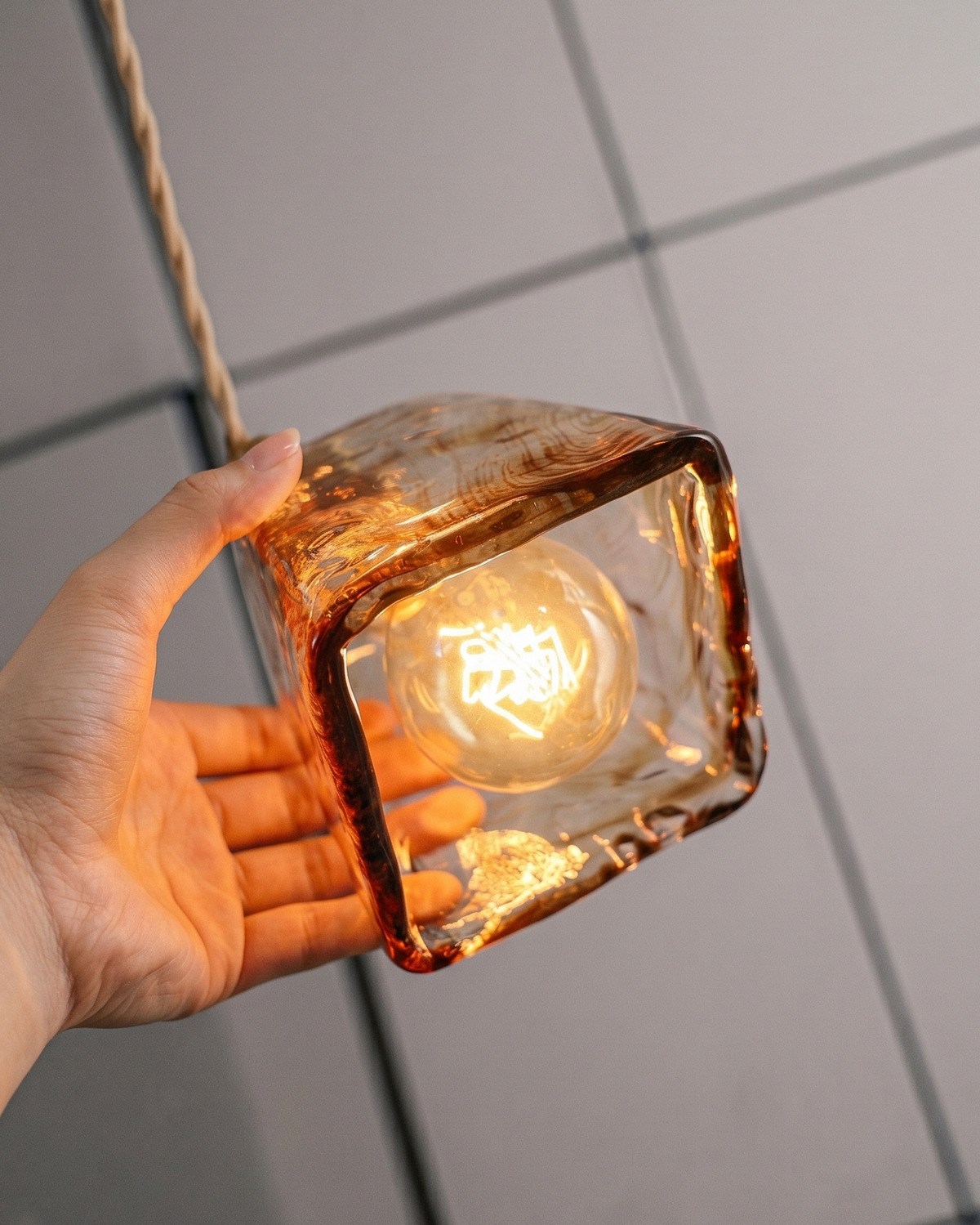 Ambiance chaleureuse créée par la suspension en verre ambré