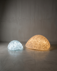 Luminaires en papier technique aux formes organiques posés au sol