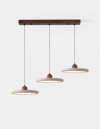 Suspension travertin composition triple au dessus d'une table
