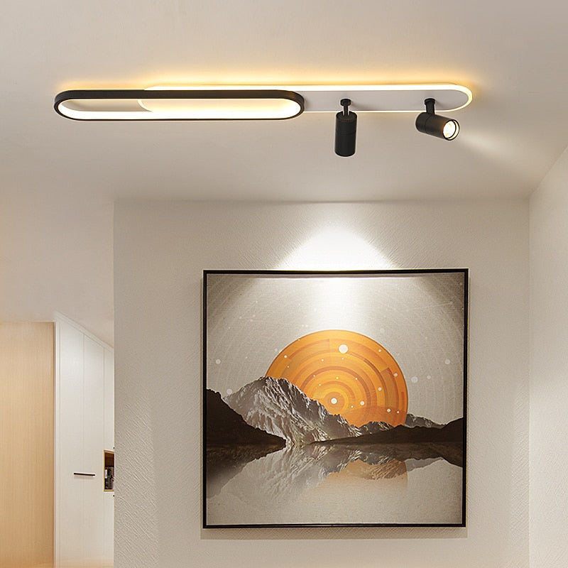 Plafonnier salon LED design noir avec spots orientables dans un couloir moderne