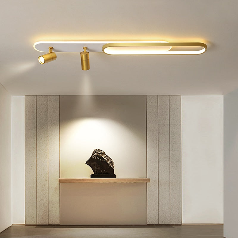 Plafonnier salon LED en finition dorée dans une entrée élégante