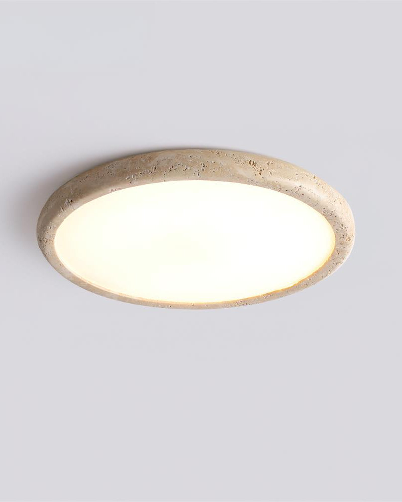 Plafonnier design en travertin taille moyenne vu de trois quarts