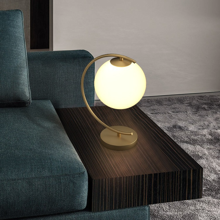 Lampe_de_chevet_Lune_Doree_Design_avec_Boule_2 Image