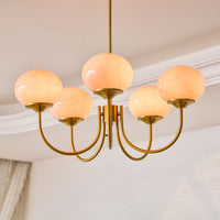 Lustre en verre abricot dans un salon classique avec moulures