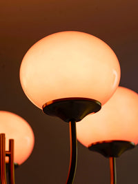 Abat-jours en verre allumés en gros plan dans une ambiance tamisée