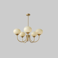 Lustre cinq lumières finition cuivre et abat-jours crème