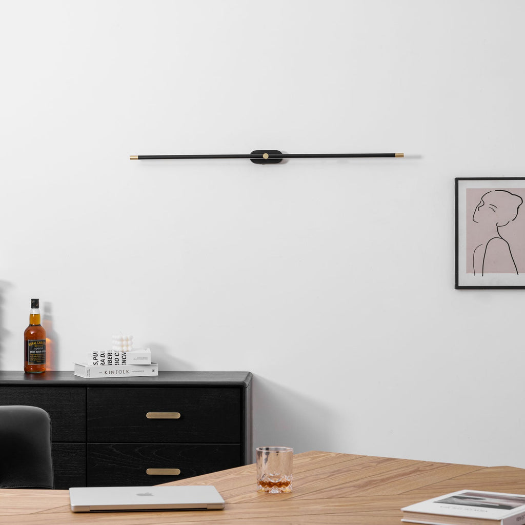 Applique sans fil noire au-dessus d'un bureau en bois