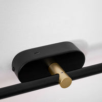 Détail de la platine noire et du bouton tactile en laiton