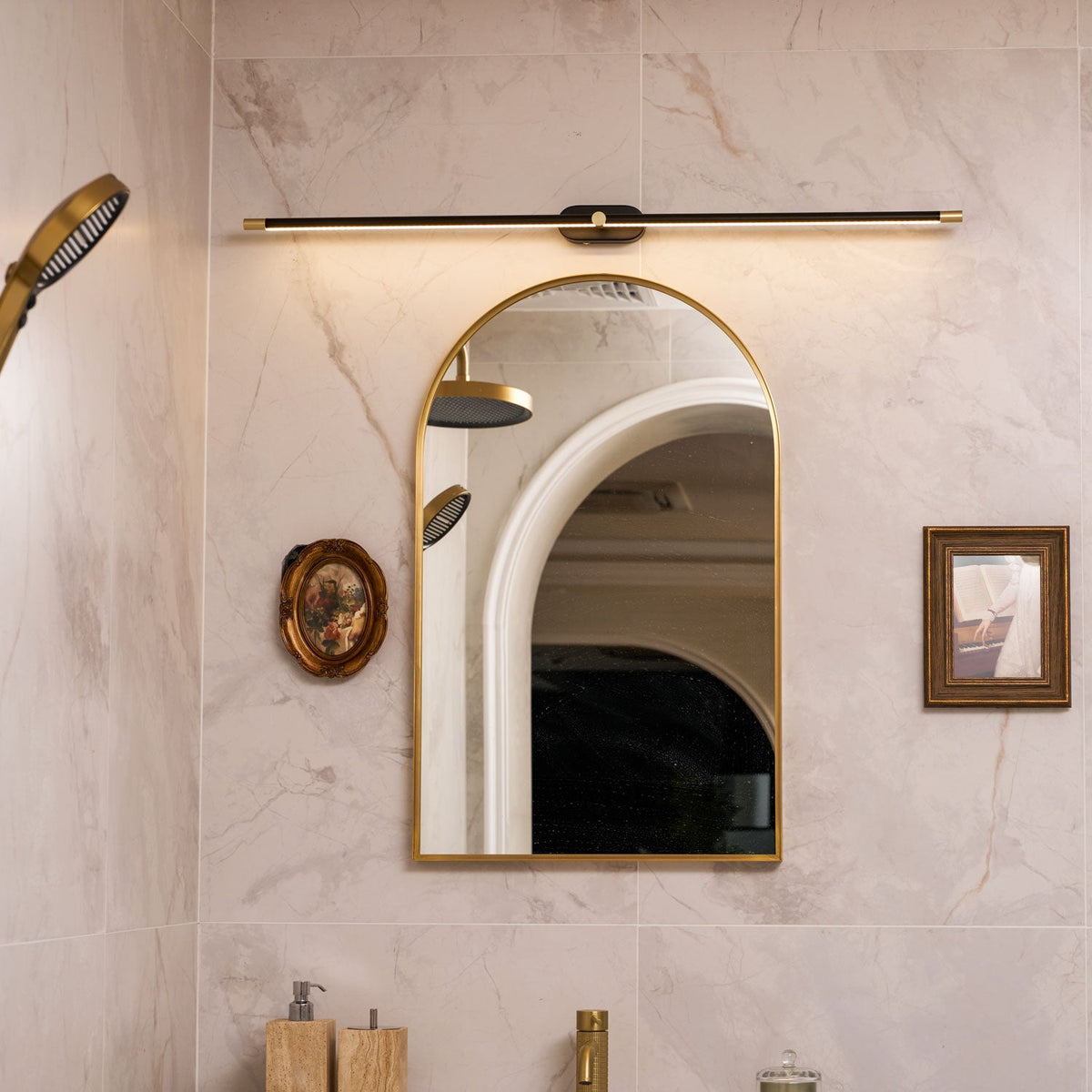 Applique sans fil dans une salle de bain en marbre avec miroir en arche