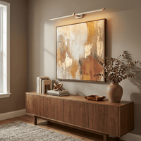 Applique sans fil éclairant un tableau au-dessus d'un buffet