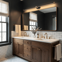 Applique sans fil noire dans une salle de bain sombre à double vasque